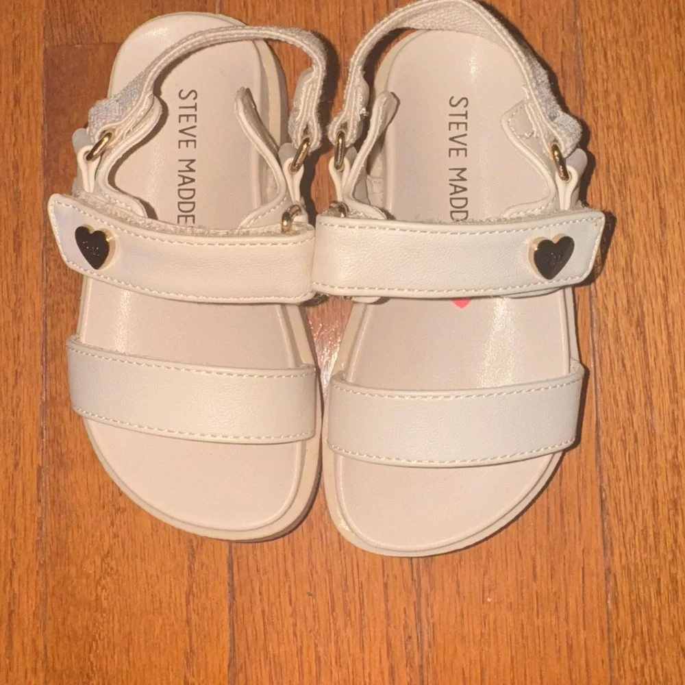 New Steve Madden Kids Cream Sandals with Heart Detail - Picture 1 of 4
